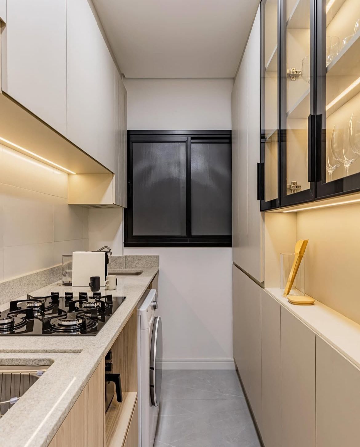 Cozinha compacta — Bancada em Granito Branco Itaúnas