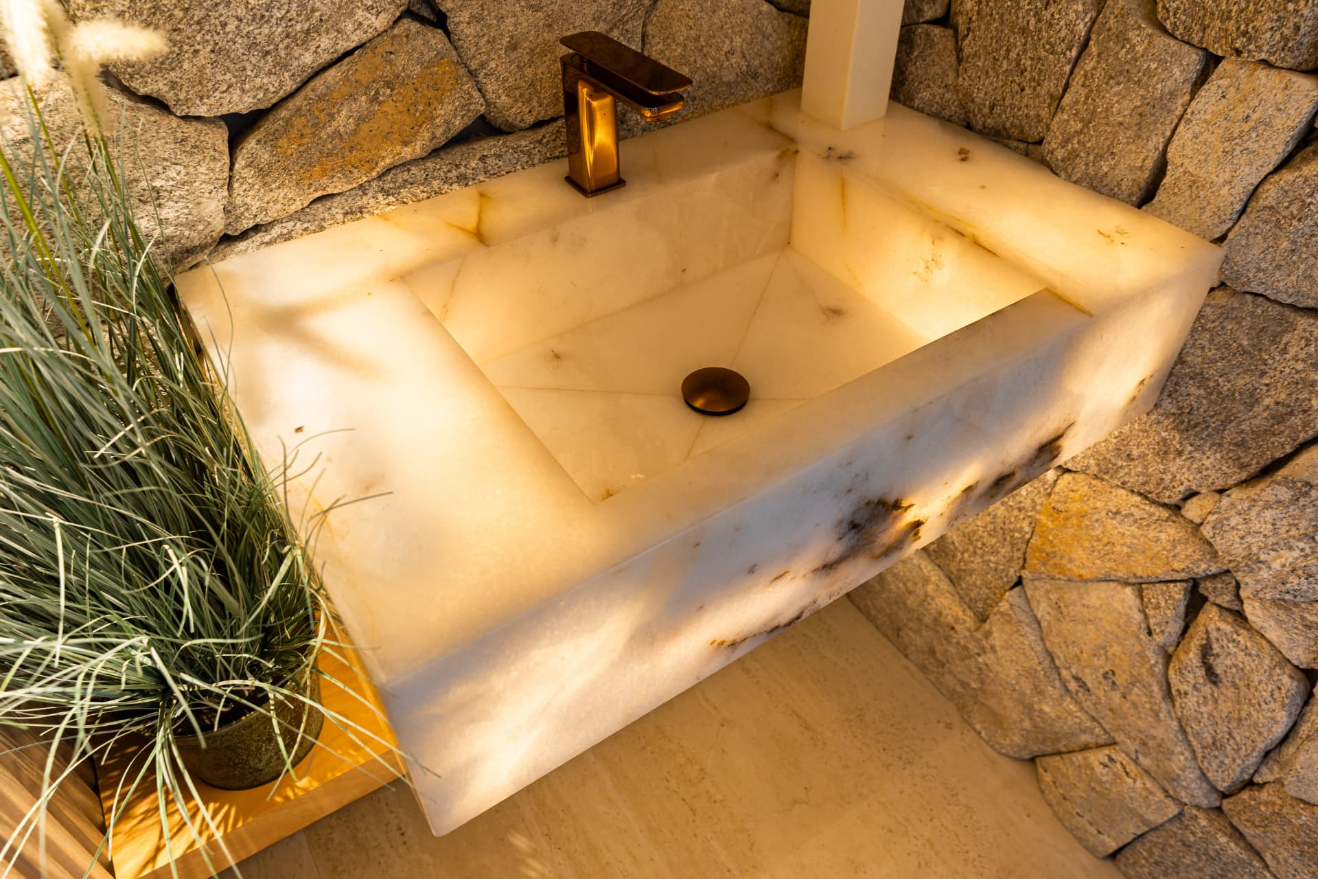 Lavabo — Cuba esculpida em pedra translúcida